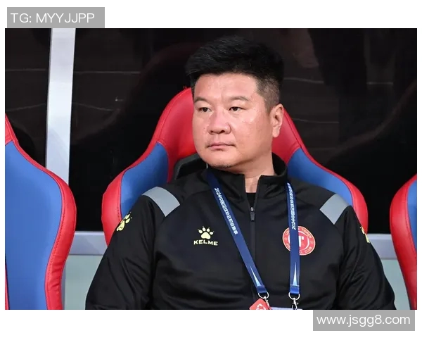 重庆足球队的战术解析与运营体系创新研究 重庆足球队的战术解析与运营体系创新研究