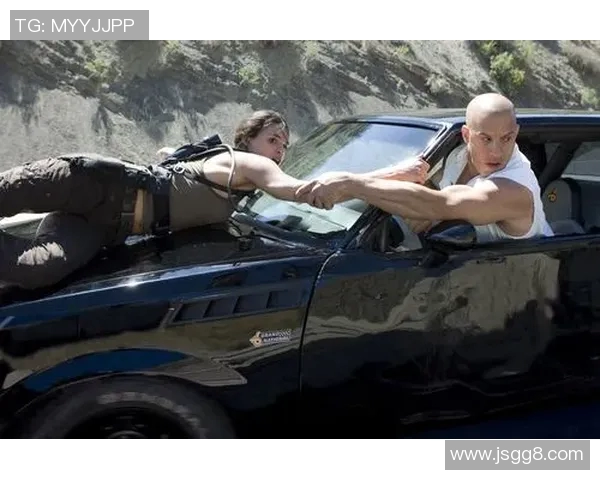 足球明星亚克力艺术作品展现运动之美与激情的完美结合