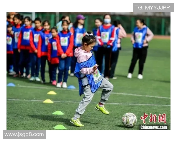 足球明星走进新疆乡村与儿童亲密互动传递足球梦想与希望 足球明星走进新疆乡村与儿童亲密互动传递足球梦想与希望